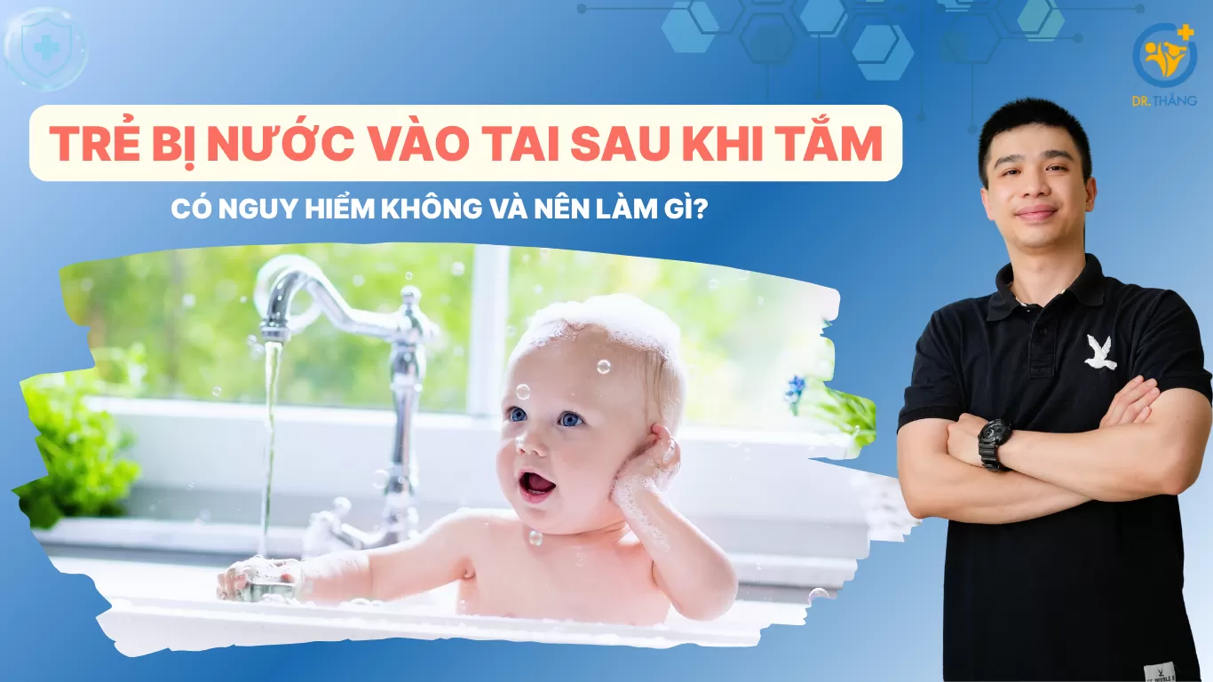 Trẻ bị nước vào tai sau khi tắm – Có nguy hiểm không và nên làm gì?